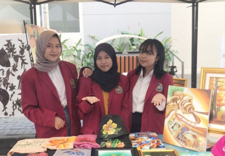 Mahasiswi Prodi Pendidikan Bahasa Inggris Wakili UMM Hadiri EXPO Kewirausahaan Nasional di Yogyakarta