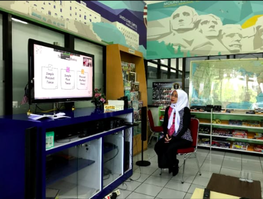 Hastrin Widi Astuti saat menyampaikan materi virtual class di American Corner Universitas Muhammadiyah Malang (7/7).