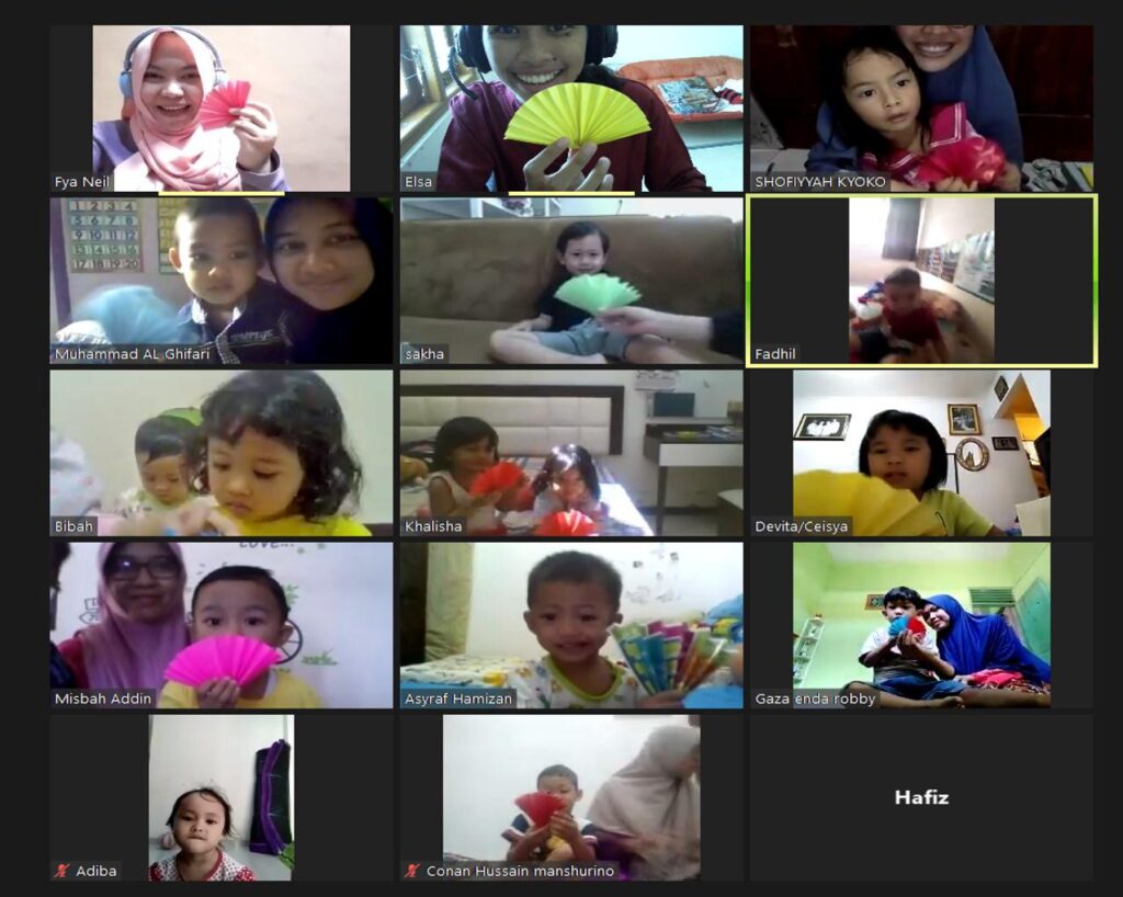 Salah satu kegiatan kelas bermain online Harmoni.