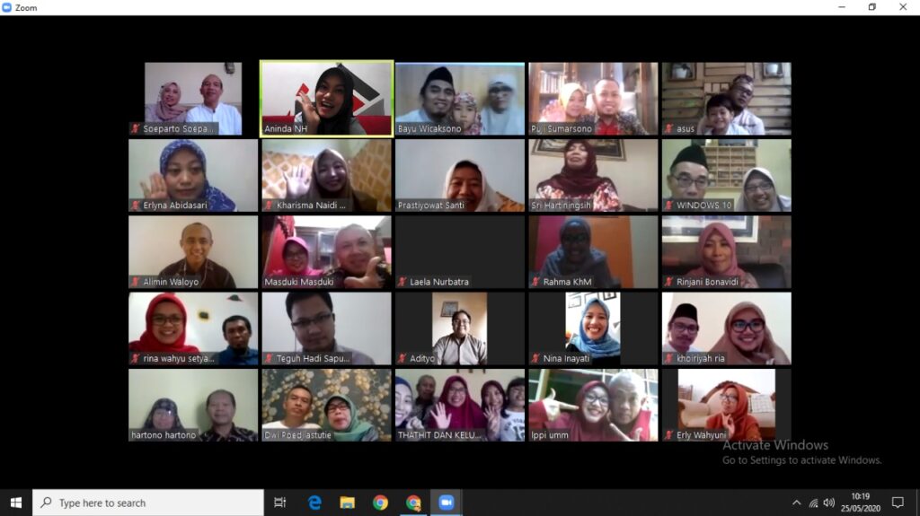 Tenaga pengajar dan tenaga pendidik di Prodi Pendidikan Bahasa Inggris saat silaturahim virtual melalui platform Zoom (25/5).