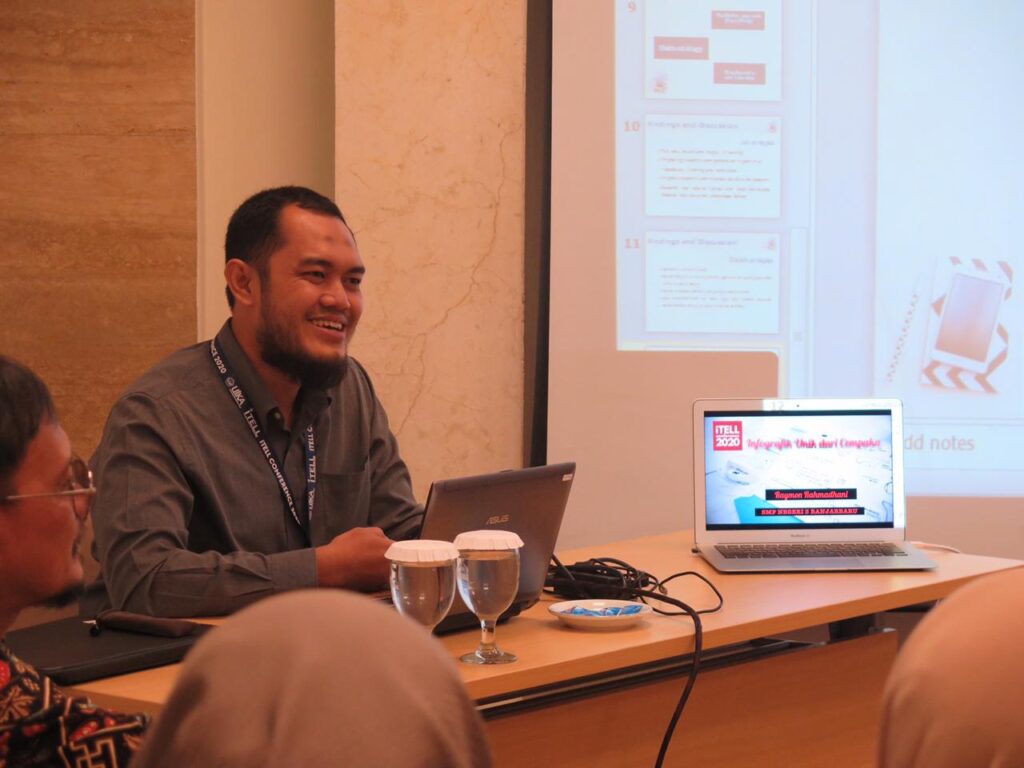 Raymon Ramadhani saat presentasi dalam acara Indonesia Technology-Enhaced Language Learning (iTELL) Conference 2020.