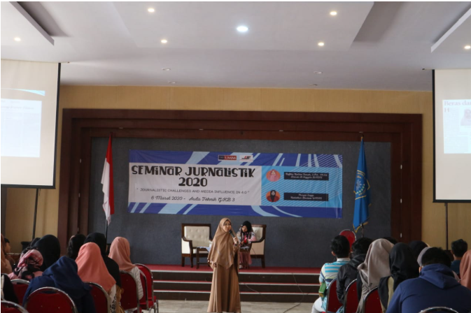 Rafika Rabba Farah, M.Ed., sedang menjelaskan trik menulis di media massa (6/3).