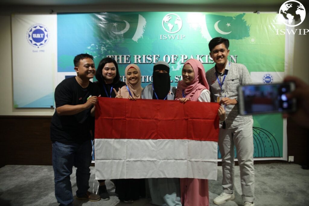 Yuyud Tri Guntoro dan tim berpose pada acara International Students Week 2019.
