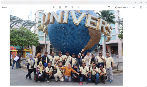 Prodi Pendidikan Bahasa Inggris FKIP UMM berpose di depan Universal Studio Singapura (1/2).