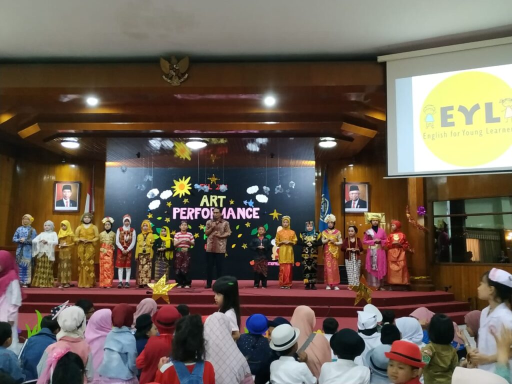 Kaprodi bersama siswa EYL di atas panggung Art Performance (29/12).