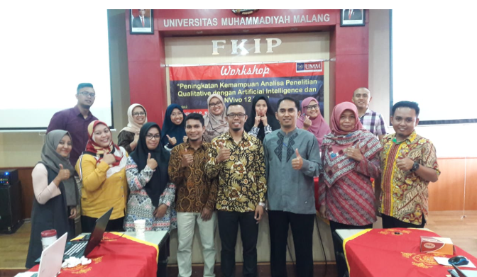 Peserta pelatihan NVivo berpose bersama dengan pemateri, Salahudin, M.Si.
