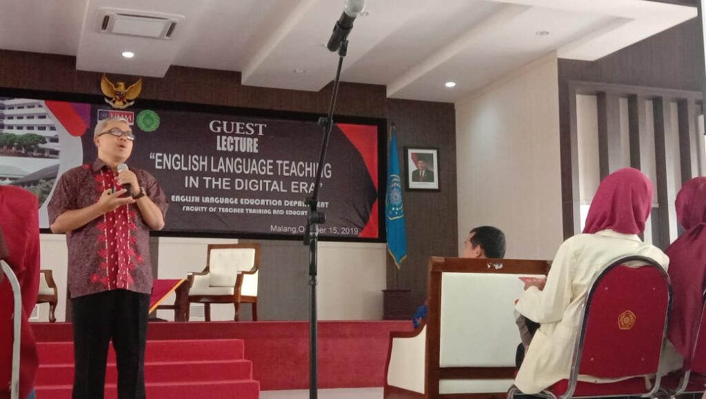 Dr. Masduki, M.Pd. memaparkan tentang Test of Academic English Proficiency di Aula GKB IV Lt.9 (15/10).