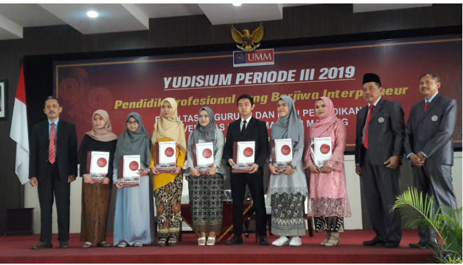 Peraih IPK terbaik Prodi di FKIP berfoto dengan para dekanat FKIP UMM (28/8).