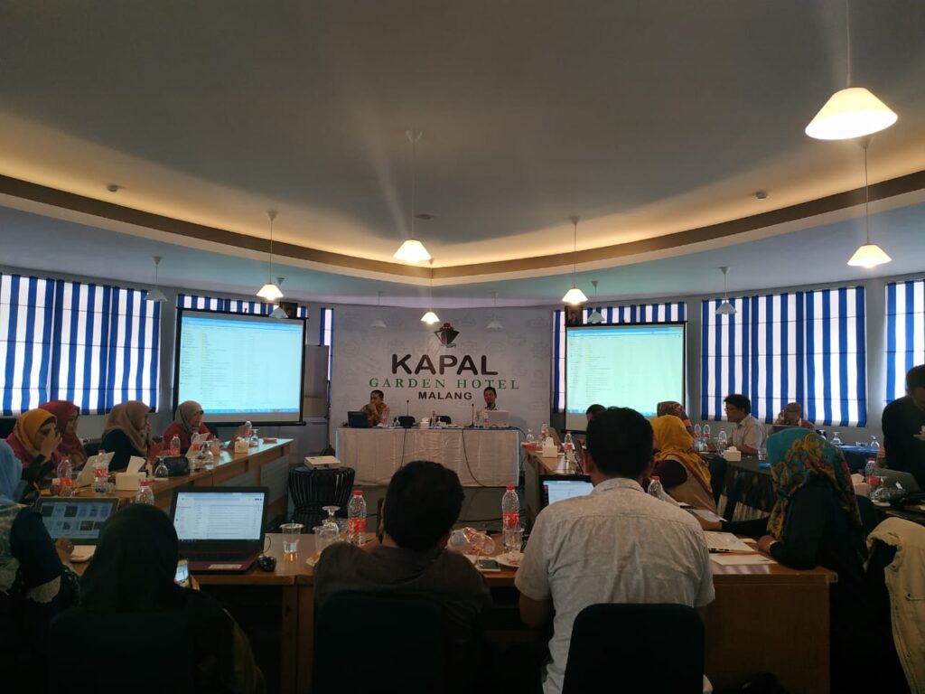 Sobah, tim LMS UMM, sedang menjelaskan teknis penggunaan Canvas di depan dosen Prodi Pendidikan Bahasa Inggris (26/8).