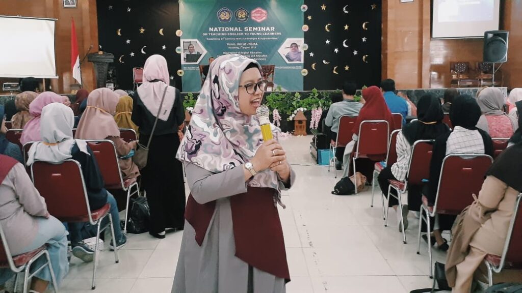 Rina Wahyu Setyaningrum saat memaparkan pengajaran EYL di Universitas Singaperbangsa Karawang (7/8).