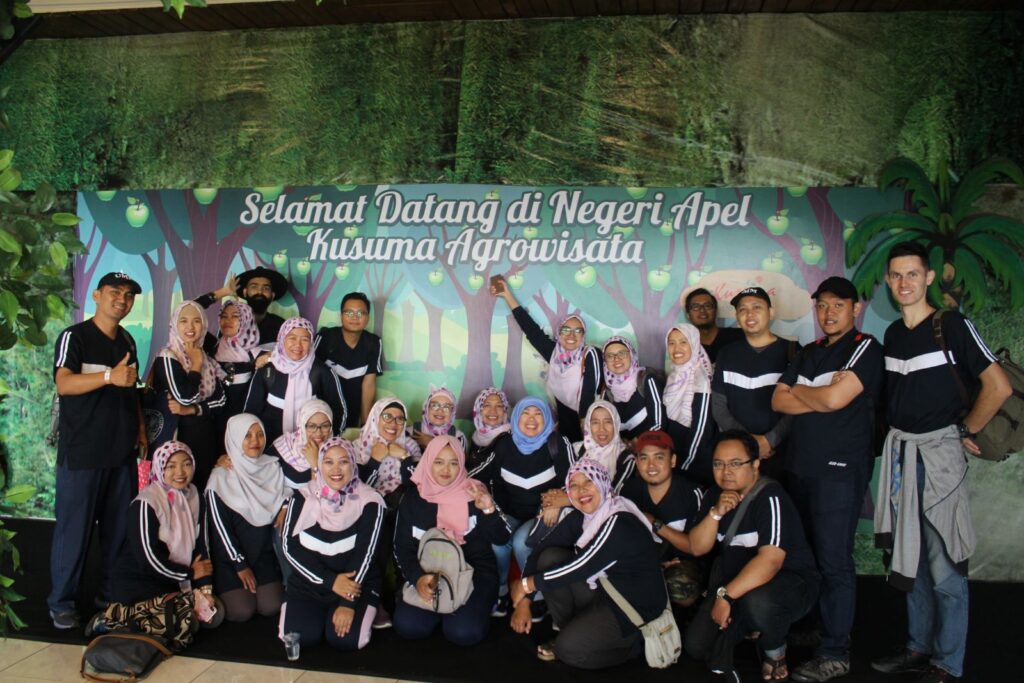 Dosen Prodi berpose bersama di depan baliho Kusuma Agro.