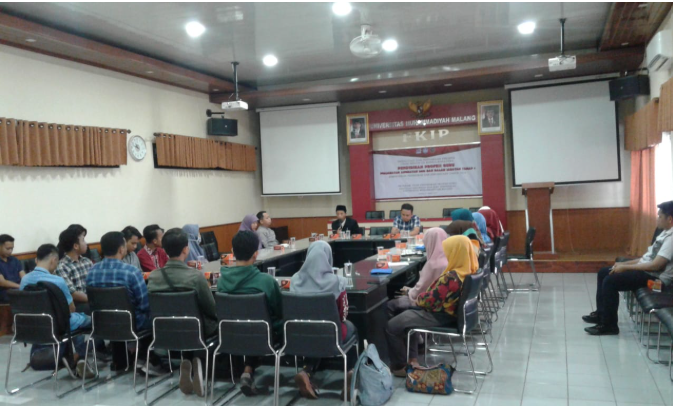 Dosen dan mahasiswa Prodi Pendidikan Bahasa Inggris menyimak kajian bulanan di Ruang Sidang FKIP (30/4).