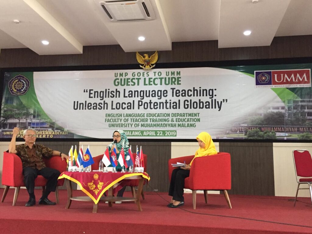 Rina Wahyu Setyaningrum (tengah) sedang memaparkan materi English for Young Learners.