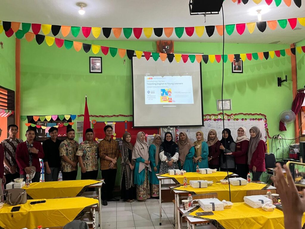 Tingkatkan Kemampuan Guru SD Tim Pengabdi Prodi Pendidikan Bahasa Inggris UMM Adakan Workhop Series Teaching English to Young Learners
