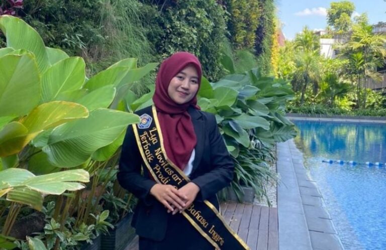 Lya Novitasari, Lulusan Terbaik Prodi Pendidikan Bahasa Inggris Periode II Tahun 2023 Pernah Juara dalam Berbagai Lomba Tari
